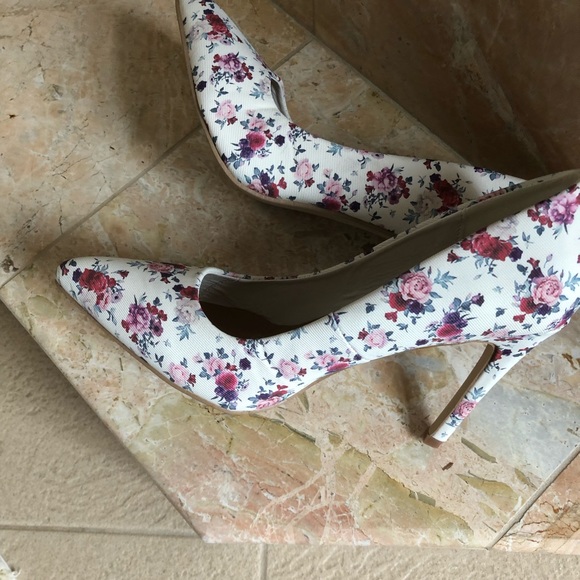 Ardene Shoes - Gorgeous floral heels NWOT Ardene size 9